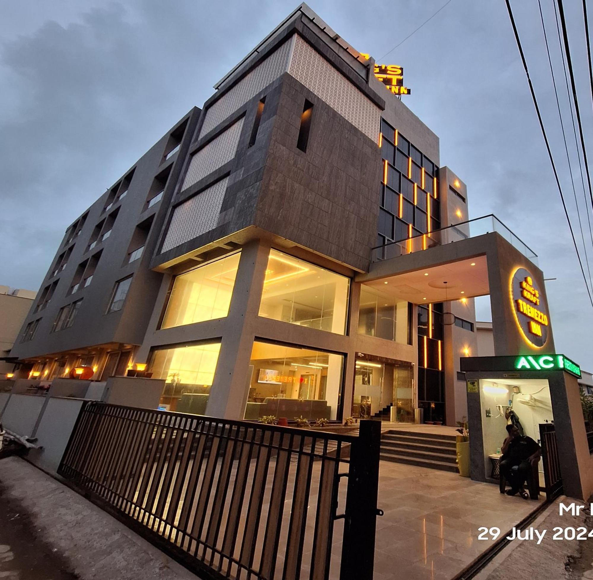 Kings Kraft Tremezzo Inn, Somnath Bagian luar foto