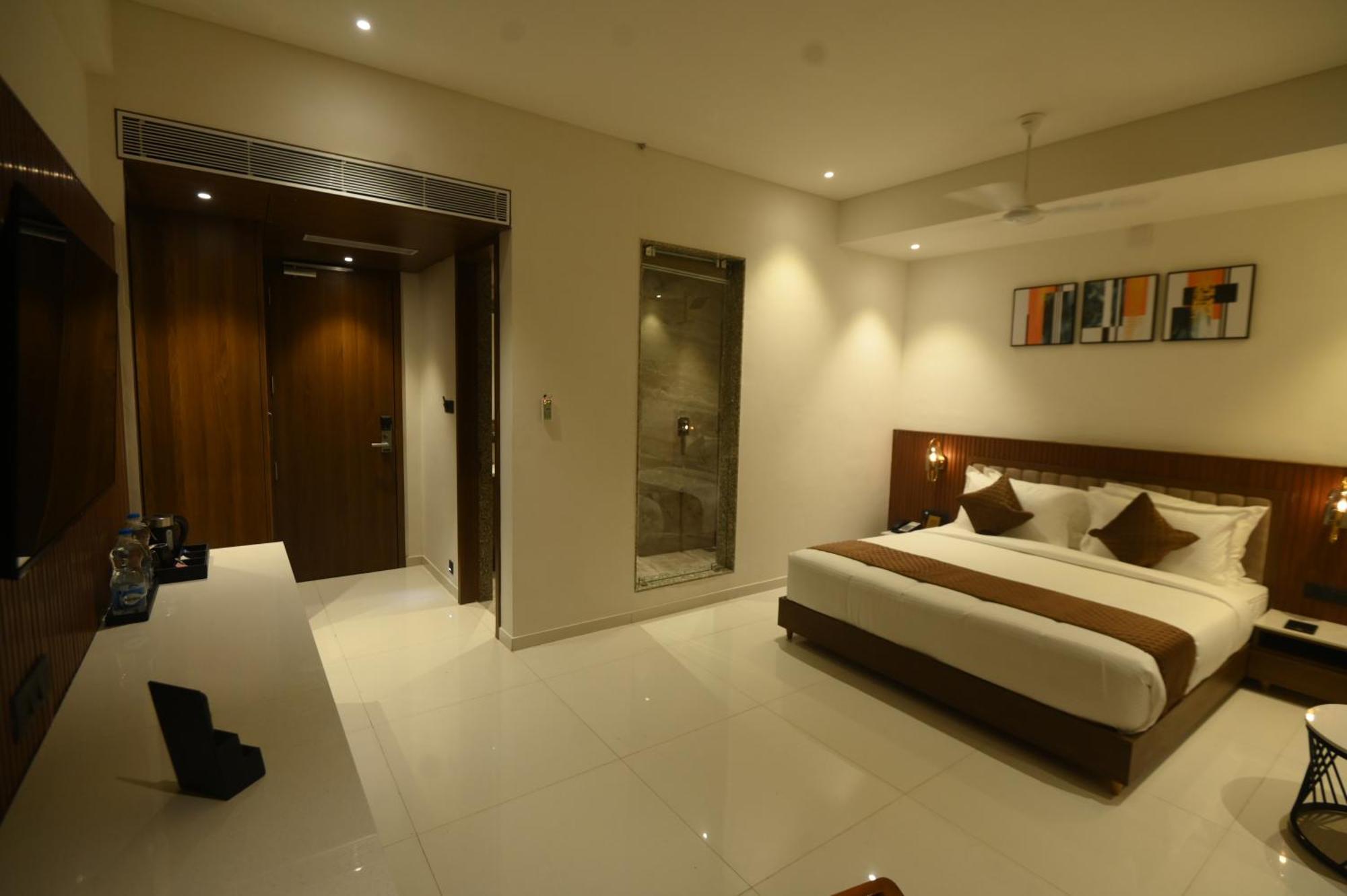 Kings Kraft Tremezzo Inn, Somnath Bagian luar foto