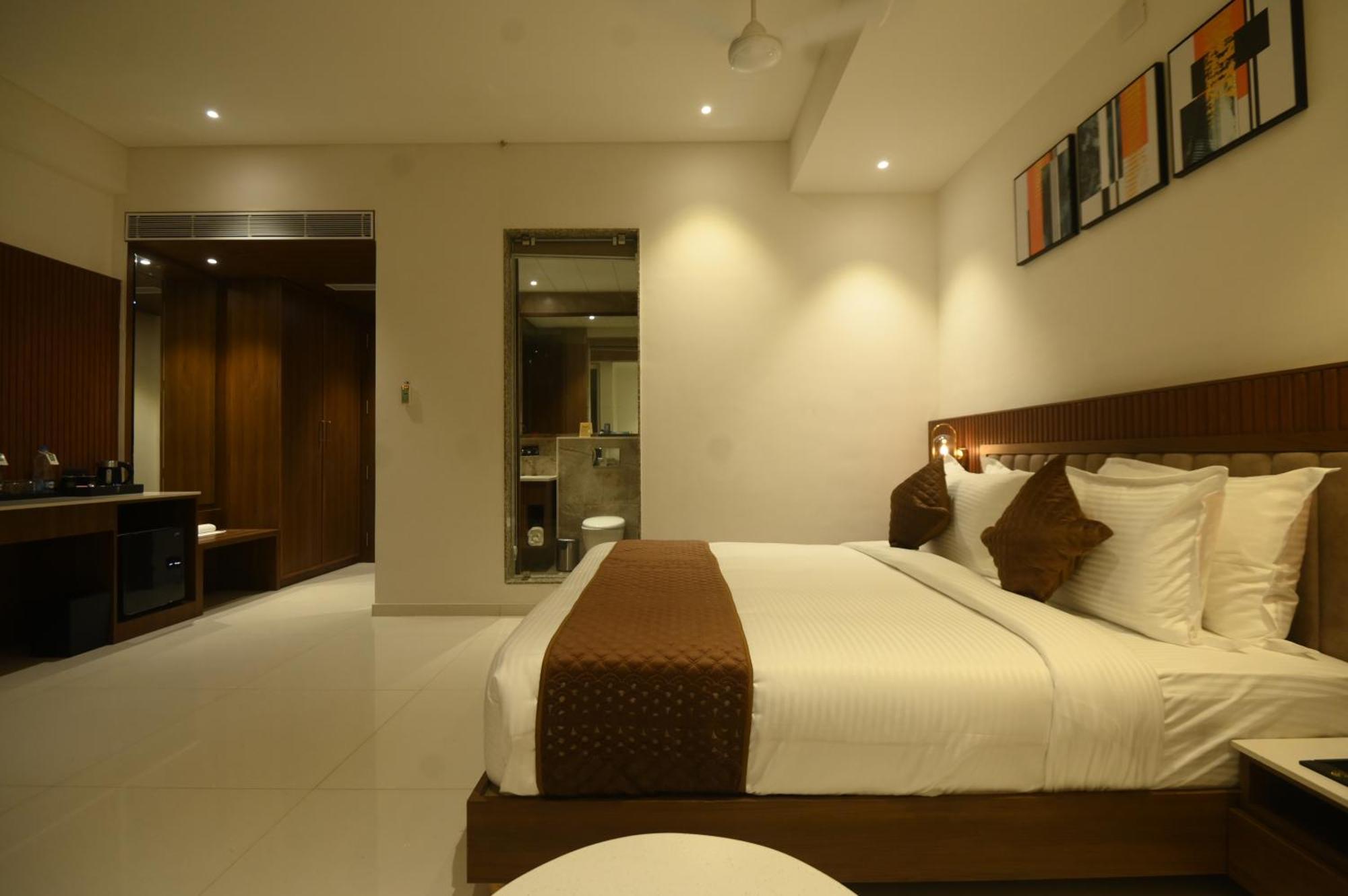 Kings Kraft Tremezzo Inn, Somnath Bagian luar foto